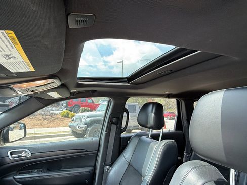 Used 2019 Jeep Grand Cherokee Altitude image 18