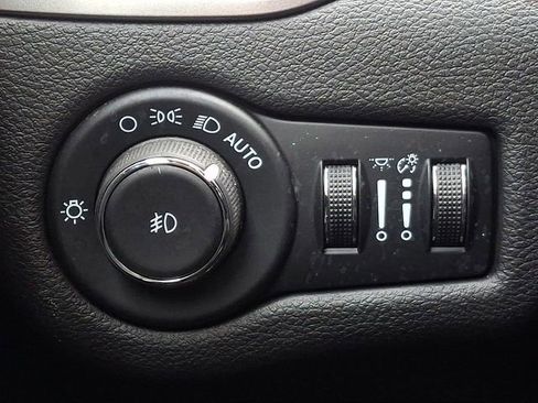 Used 2021 Jeep Cherokee Latitude Plus w/ Sun & Sound Group image 28