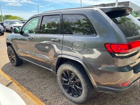 Used 2017 Jeep Grand Cherokee Altitude AWD/4WD image 2