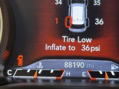 Used 2019 Jeep Cherokee Trailhawk w/ Cold Weather Group image 29