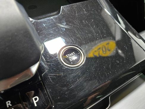 Used 2025 Land Rover Range Rover Sport SE image 18