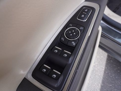 Used 2017 Lincoln Continental Select image 16