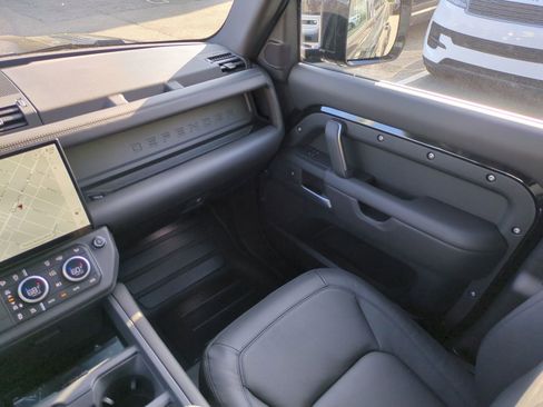 New 2026 Land Rover Defender 130 X-Dynamic SE image 28