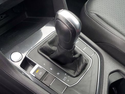Used 2020 Volkswagen Tiguan SE image 28