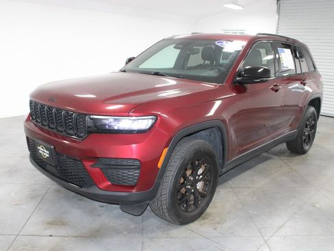 Used 2024 Jeep Grand Cherokee Altitude AWD/4WD image 4