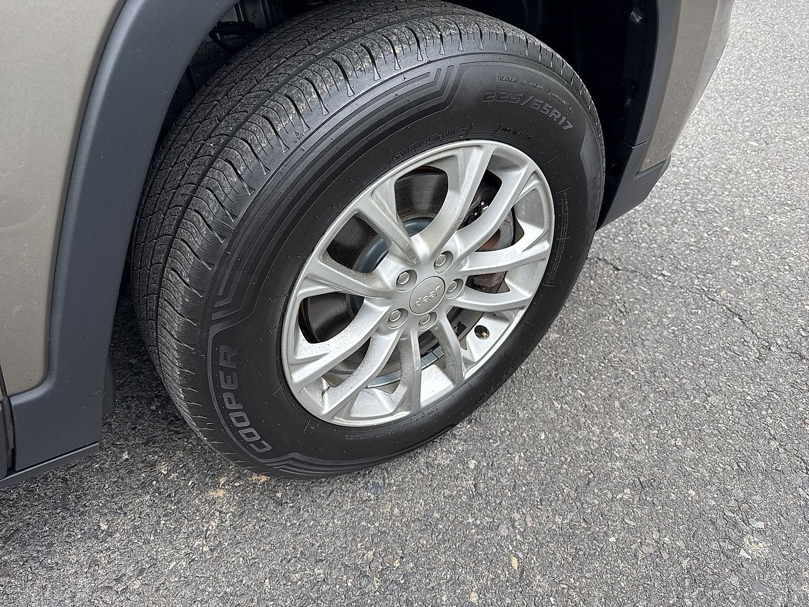 Used 2019 Jeep Cherokee Latitude w/ Cold Weather Group AWD/4WD image 25