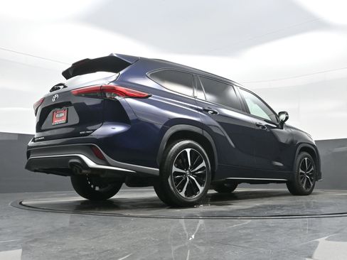 Used 2021 Toyota Highlander XSE image 32