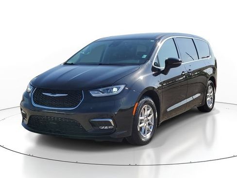 Used 2024 Chrysler Pacifica Touring-L FWD image 2