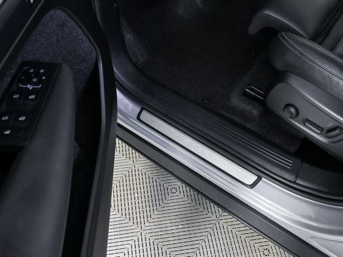 Certified 2025 Volvo XC40 B5 Plus image 9