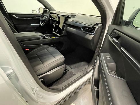 Used 2025 GMC Acadia Elevation image 27