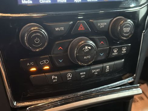 Used 2020 Jeep Grand Cherokee Altitude AWD/4WD image 19