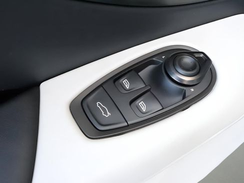 Used 2026 Aston Martin V8 Vantage Coupe image 12