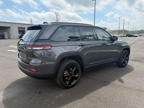 Used 2023 Jeep Grand Cherokee Laredo AWD/4WD image 11