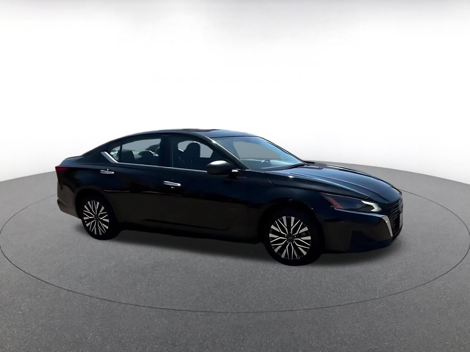 Used 2025 Nissan Altima 2.5 SV FWD image 2