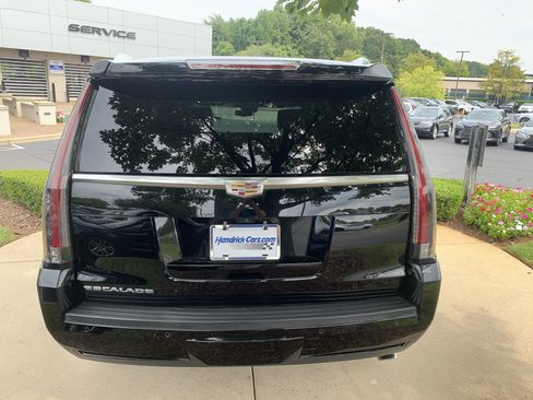Used 2017 Cadillac Escalade Platinum AWD/4WD image 9