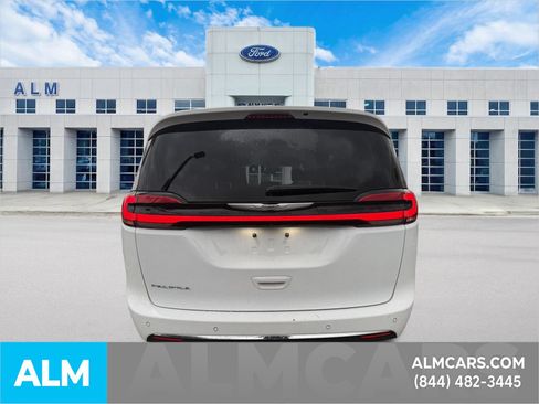 Used 2023 Chrysler Pacifica Touring-L FWD image 8