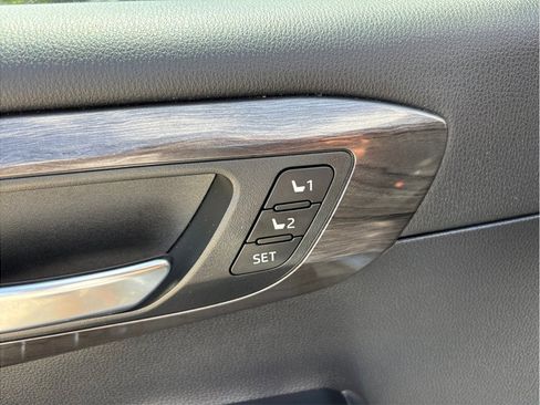 Used 2021 Toyota Highlander Limited FWD image 23