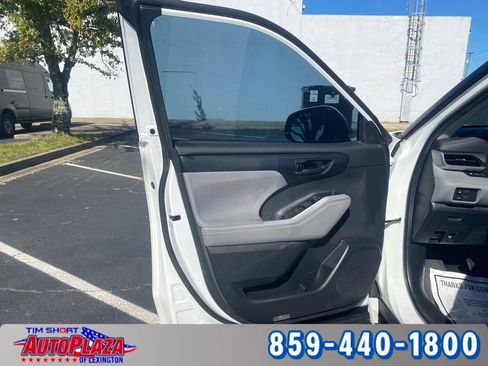 Used 2022 Toyota Highlander LE image 43