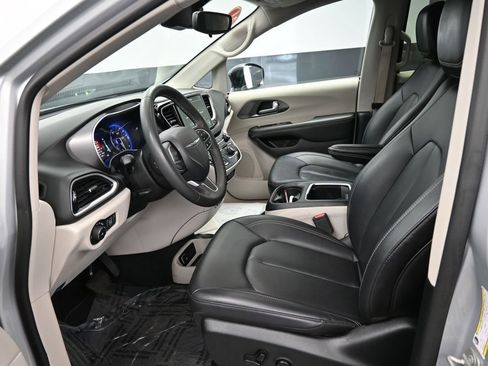 Used 2024 Chrysler Pacifica Touring-L FWD image 15