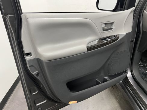 Used 2019 Toyota Sienna XLE image 26