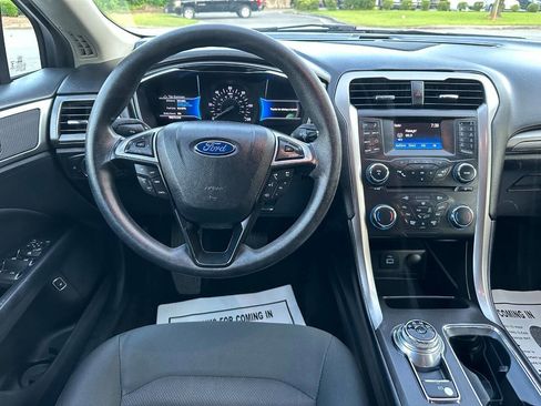 Used 2017 Ford Fusion SE image 19