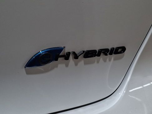 Used 2024 Chrysler Pacifica Select image 29