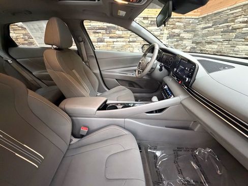 Used 2022 Hyundai Elantra SEL w/ Convenience + Premium Package image 13