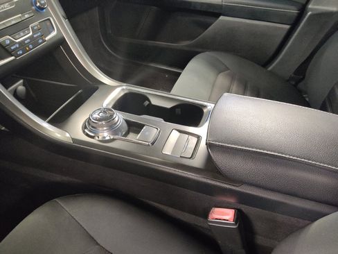 Used 2019 Ford Fusion SE FWD image 26