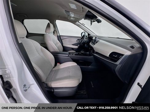 Used 2022 Nissan Rogue SV image 25