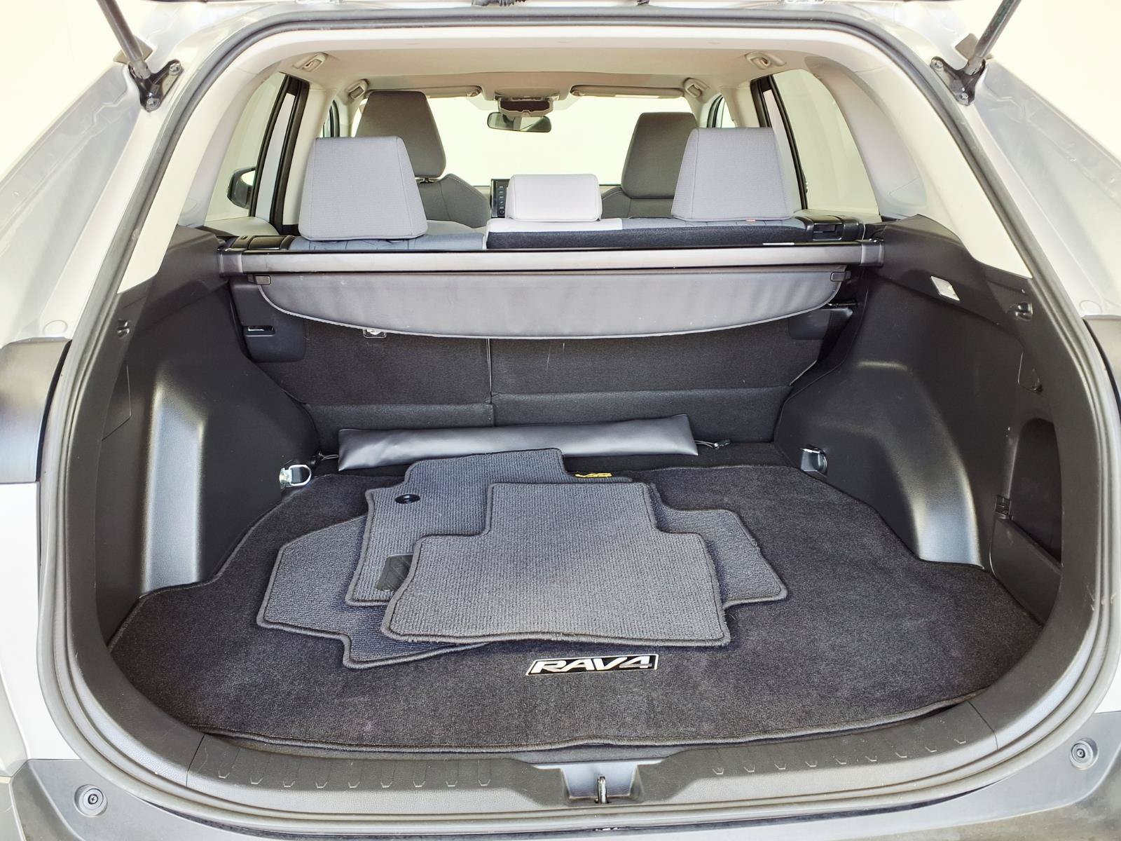 Used 2019 Toyota RAV4 XLE FWD image 10