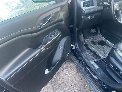 Used 2019 GMC Acadia SLT w/ Black Edition image 4