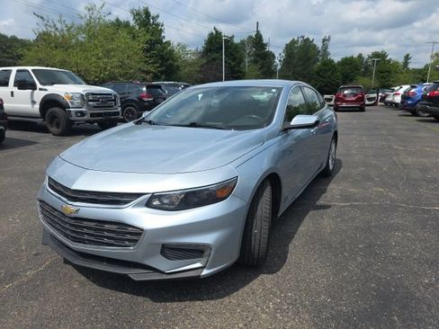 Used 2017 Chevrolet Malibu LT FWD image 3