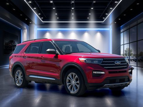 Used 2022 Ford Explorer XLT w/ Equipment Group 202A RWD image 2