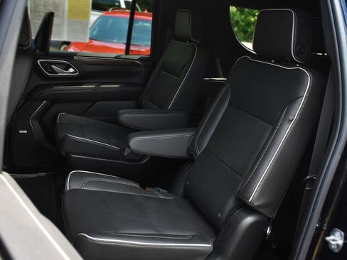 Used 2024 Chevrolet Suburban Premier w/ Premium Package 2 AWD/4WD image 16