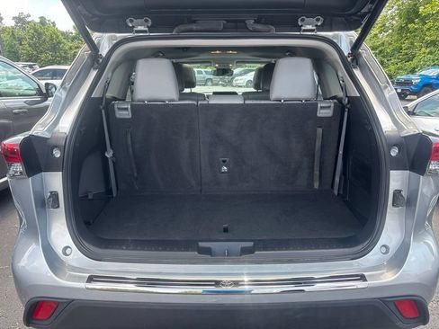 Used 2023 Toyota Highlander XLE AWD/4WD image 13
