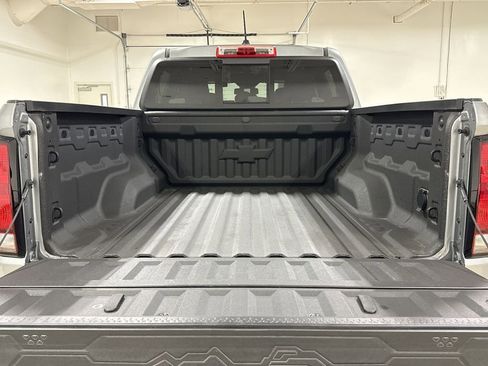 Used 2025 Chevrolet Colorado Z71 w/ Technology Package AWD/4WD image 24