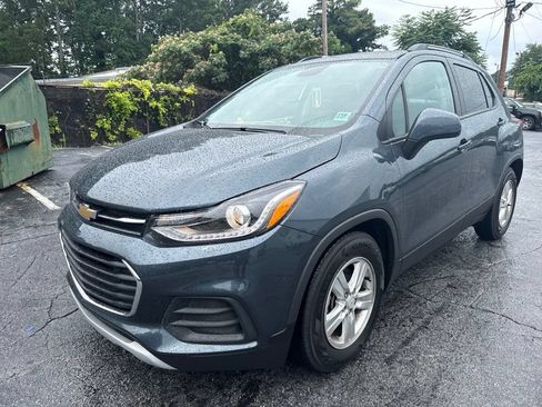 Used 2022 Chevrolet Trax LT w/ LT Convenience Package FWD image 3