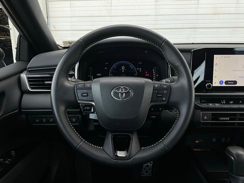 Used 2025 Toyota Camry SE image 32