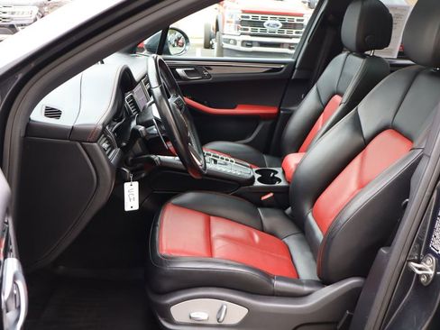 Used 2018 Porsche Macan Sport Edition w/ Driver Memory Package image 19