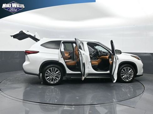 Used 2023 Toyota Highlander Platinum image 8