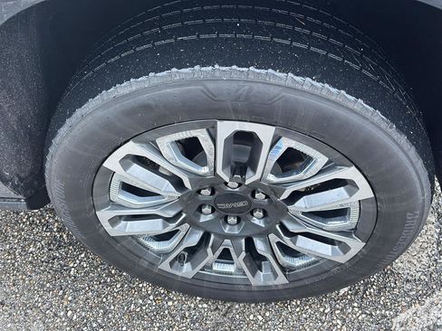 Used 2023 GMC Yukon XL Denali Ultimate AWD/4WD image 9