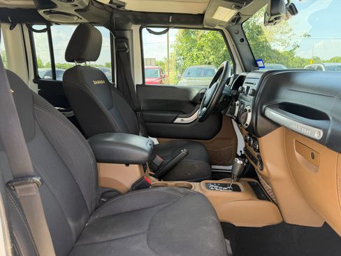 Used 2014 Jeep Wrangler Unlimited Sahara w/ Connectivity Group AWD/4WD image 12