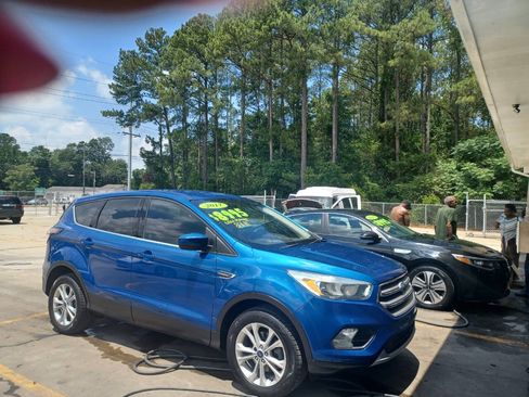 Used 2017 Ford Escape SE FWD image 3