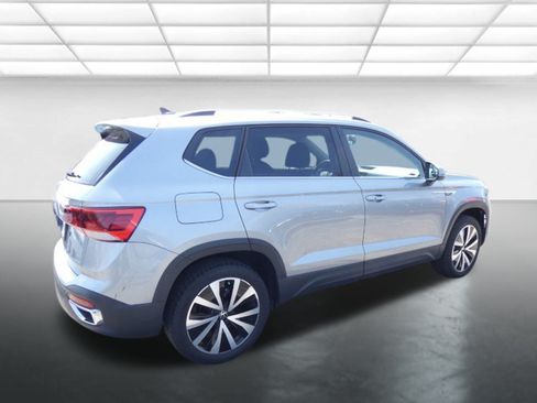 Used 2024 Volkswagen Taos SE FWD image 4