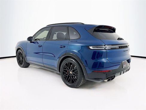 New 2026 Porsche Cayenne GTS image 3