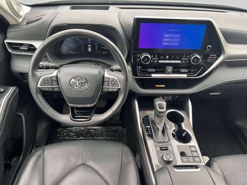 Certified 2024 Toyota Highlander Platinum AWD/4WD image 17