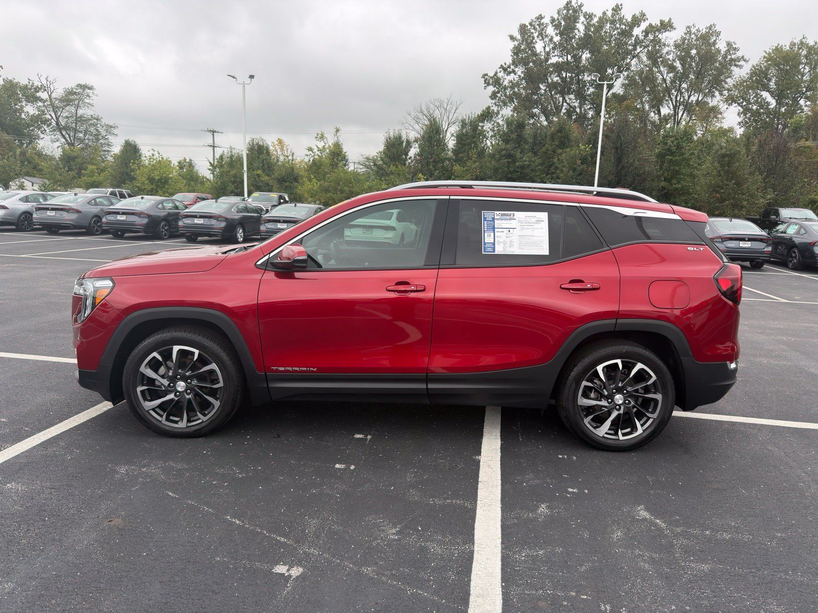 Used 2023 GMC Terrain SLT w/ Infotainment Package II FWD image 3
