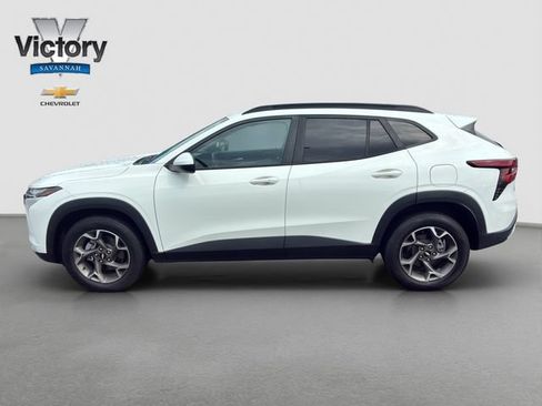 Used 2024 Chevrolet Trax LT w/ Sunroof Package FWD image 4