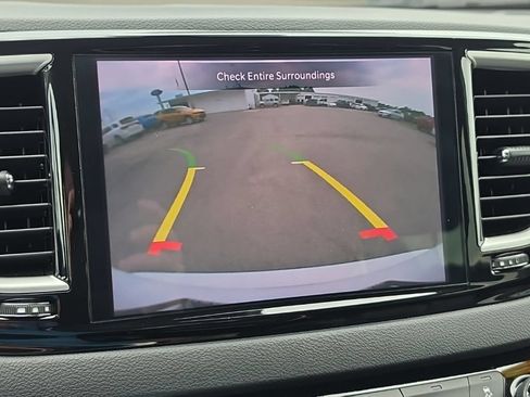 Certified 2023 Chrysler Pacifica Touring-L FWD image 39