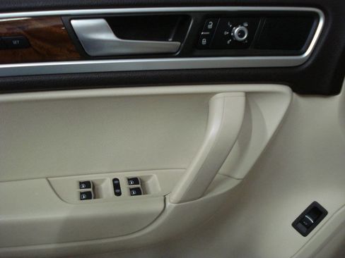 Used 2013 Volkswagen Touareg Sport image 21